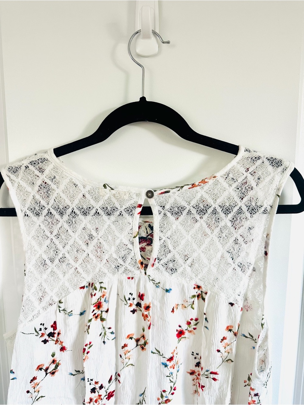 Embroidered Floral Tank Top - White - Picture 4 of 8